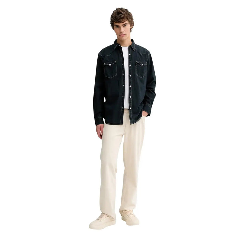 Chemise Levi's pour homme en denim de coton noir, manches longues, avec surpiqûres blanches classiques et fermeture à boutons.