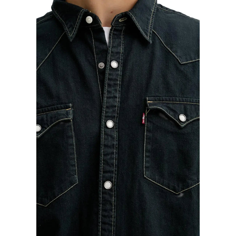 Chemise Levi's pour homme en denim de coton noir avec surpiqûres blanches, boutons argentés, col western classique et poches poitrine.