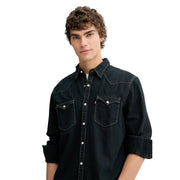 Chemise Levi's pour homme en denim de coton noir avec surpiqûres blanches, boutons argentés, col western et deux poches poitrine.