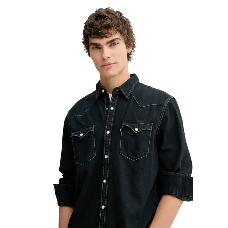 Chemise Levi's pour homme en denim de coton noir avec surpiqûres blanches, boutons argentés, col western et deux poches poitrine.