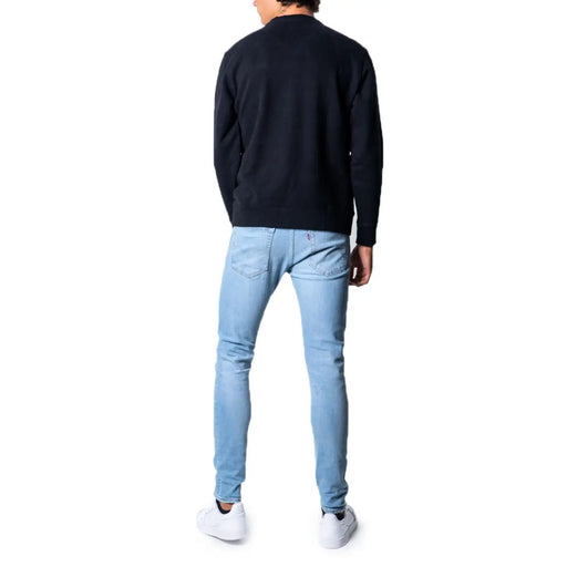 Jean en denim clair délavé, coupe slim, sweat-shirt Levi's noir en coton à col rond pour homme, vu de dos