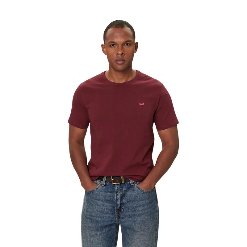 T-shirt Levi's pour homme, bordeaux, en coton, coupe classique, avec petit logo rouge sur la poitrine gauche.