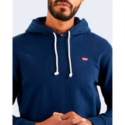Sweat à capuche Levi's pour homme, en coton bleu marine, avec cordons de serrage blancs et logo rouge de la marque sur la poitrine.