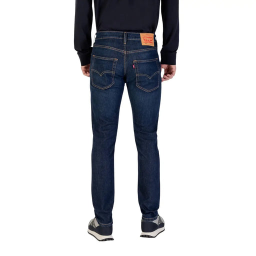 Jean Levi's slim fit pour homme, bleu indigo foncé, cinq poches et surpiqûres contrastantes, vue de dos
