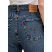 Jean Levi's pour femme en denim bleu coton, coupe classique, avec étiquette de la marque et languette rouge sur la poche (face arrière).
