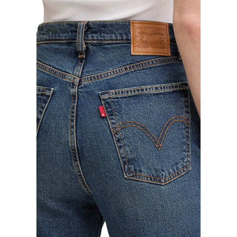 Jean Levi's pour femme en denim bleu coton, coupe classique, avec étiquette de la marque et languette rouge sur la poche (face arrière).