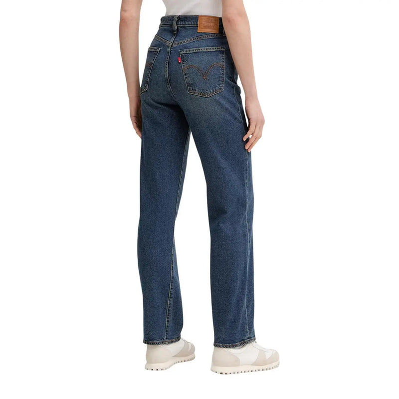 Jean Levi's pour femme, coupe classique, en denim bleu coton, cinq poches bleu foncé et logo Levi's rouge (face arrière).
