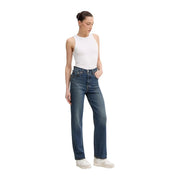 Jean Levi's pour femme en denim bleu coton, coupe classique, taille haute, jambe droite, délavage bleu moyen, braguette boutonnée