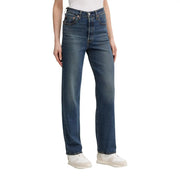 Jean Levi's pour femme en denim bleu coton, coupe classique, taille haute, jambe droite, délavage moyen, coutures classiques et effet vintage.