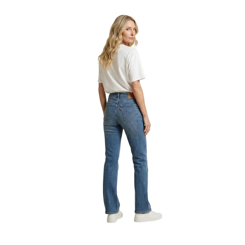 Jean Levi's pour femme en denim bleu, coupe droite classique, passant de ceinture en cuir marron, en mélange de coton délavé.