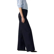 Jean Levi's noir pour femme en mélange de coton, coupe large en denim indigo foncé, cinq poches et surpiqûres discrètes.