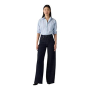 Jean Levi's noir pour femme en mélange de coton, en denim indigo foncé à jambes larges, taille haute et coupe classique à cinq poches.