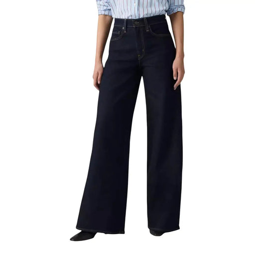 Jean Levi's noir pour femme en mélange de coton, en denim indigo foncé à jambes larges, taille haute et coupe classique à cinq poches.