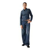 Jean Levi's pour femme, en denim bleu, en coton lyocell, veste en jean courte bleu foncé avec fermeture éclair sur le devant et jean à jambes larges.