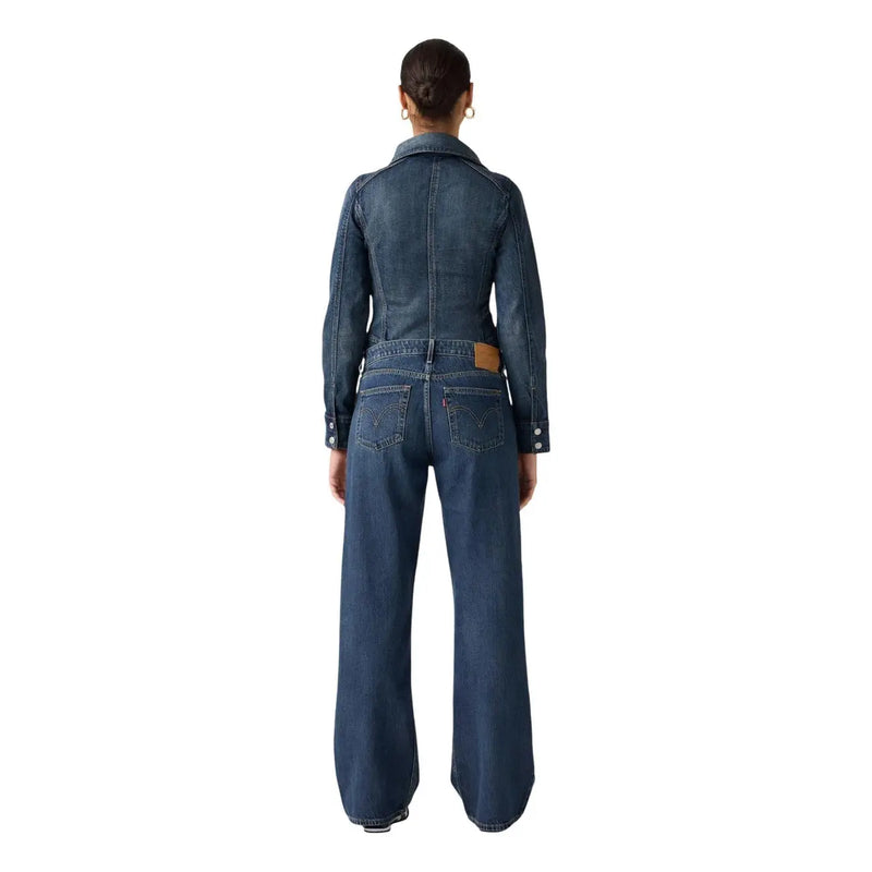 Combinaison en denim bleu foncé avec col, poignets boutonnés et logo Levi's classique sur les poches arrière, confectionnée en lyocell de coton.
