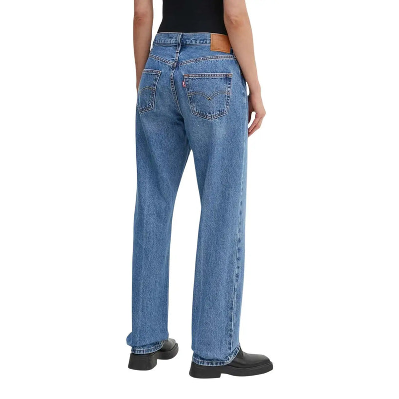Jean Levi's pour femme en coton bleu clair, coupe classique cinq poches et étiquette en cuir marron à la taille (vue arrière)