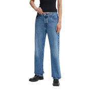 Jean Levi's pour femme en coton bleu clair, denim délavé moyen, coupe droite et design classique à cinq poches.