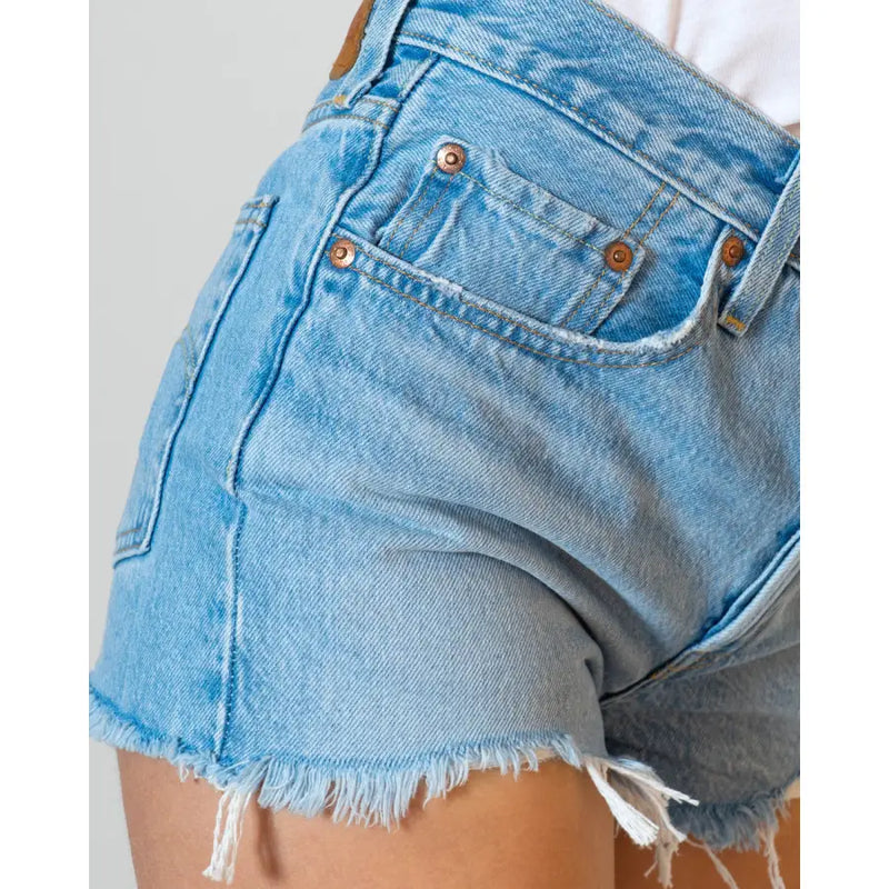 Short en jean Levi's pour femme, bleu clair, en coton, avec ourlets effilochés et boutons couleur cuivre.