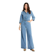 Combinaison en jean bleu clair avec ceinture, fermeture boutonnée sur le devant, poches et manches 3/4.