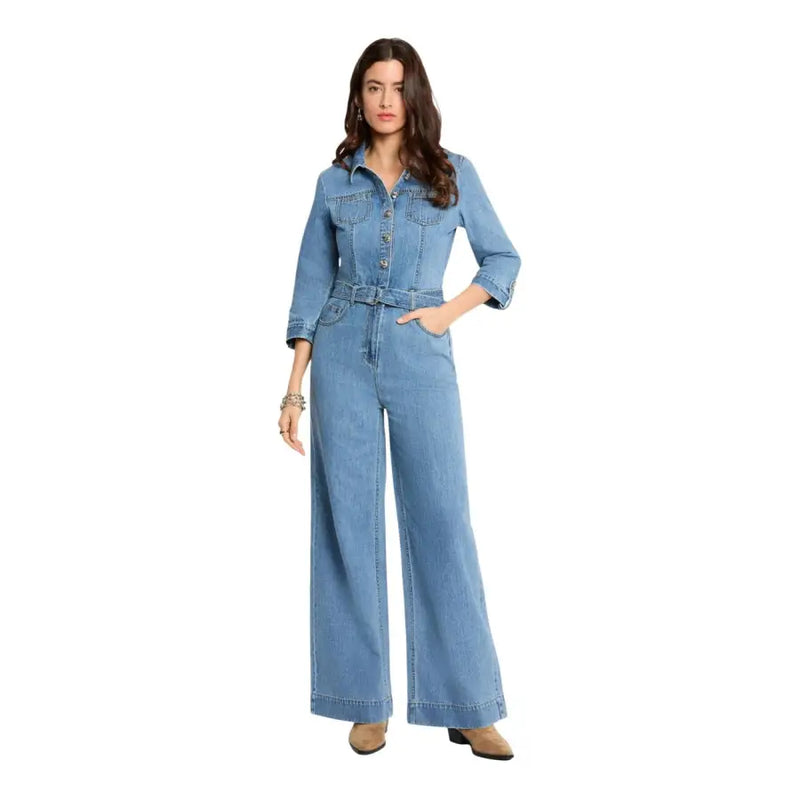 Combinaison en jean bleu clair avec ceinture, fermeture boutonnée sur le devant, poches et manches 3/4.