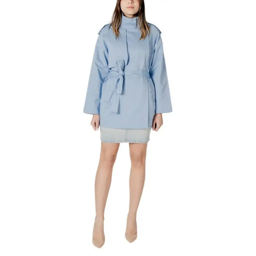 Trench-coat bleu clair ceinturé présenté dans l'image du produit Trench-coat vert sauge ceinturé pour femme