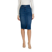 Jupe crayon mi-cuisse en denim bleu clair mélangé coton, avec poches et fente.