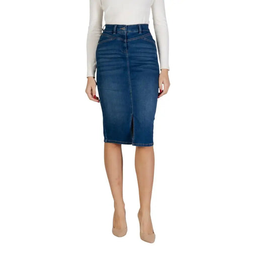 Jupe crayon mi-cuisse en denim bleu clair mélangé coton, avec poches et fente.