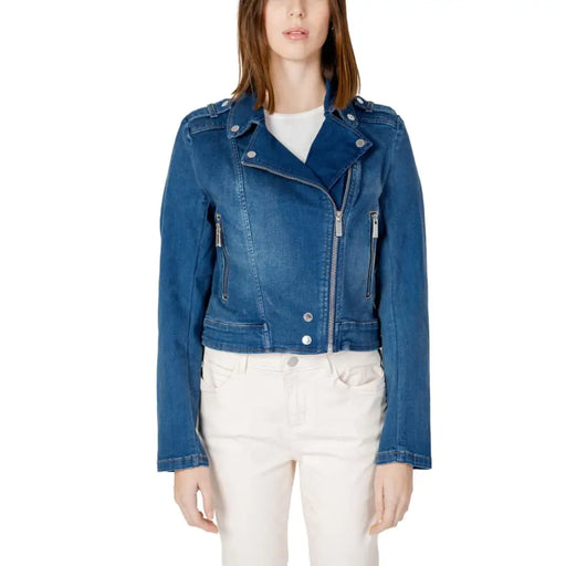 Veste de motard en denim bleu clair avec fermetures éclair, boutons-pression et poches latérales argentés