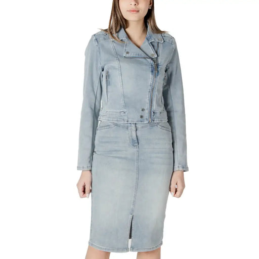 Veste de motard en denim clair avec fermeture éclair sur le devant, boutons, fermeture éclair latérale et poches