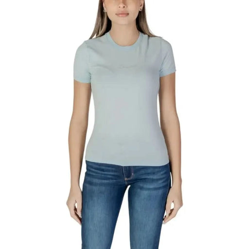 Light blue crew neck t-shirt with blue jeans inspired by Desigual Women’s collection