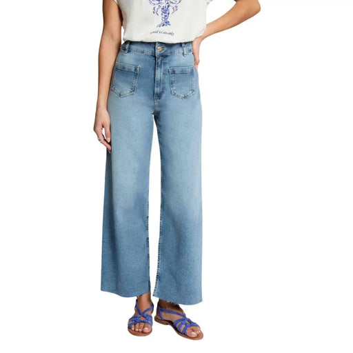 Jean bleu clair délavé à jambes larges, taille haute et ourlets effilochés