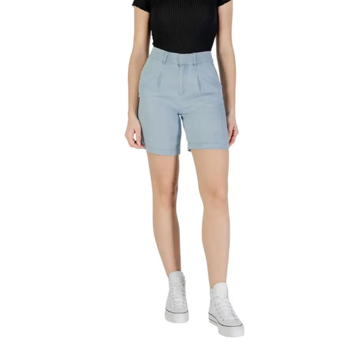 Light blue lyocell women’s high-waisted pleated shorts with front zip and pockets