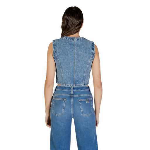 Gilet sans manches en coton biologique bleu clair, dos boutonné et poches