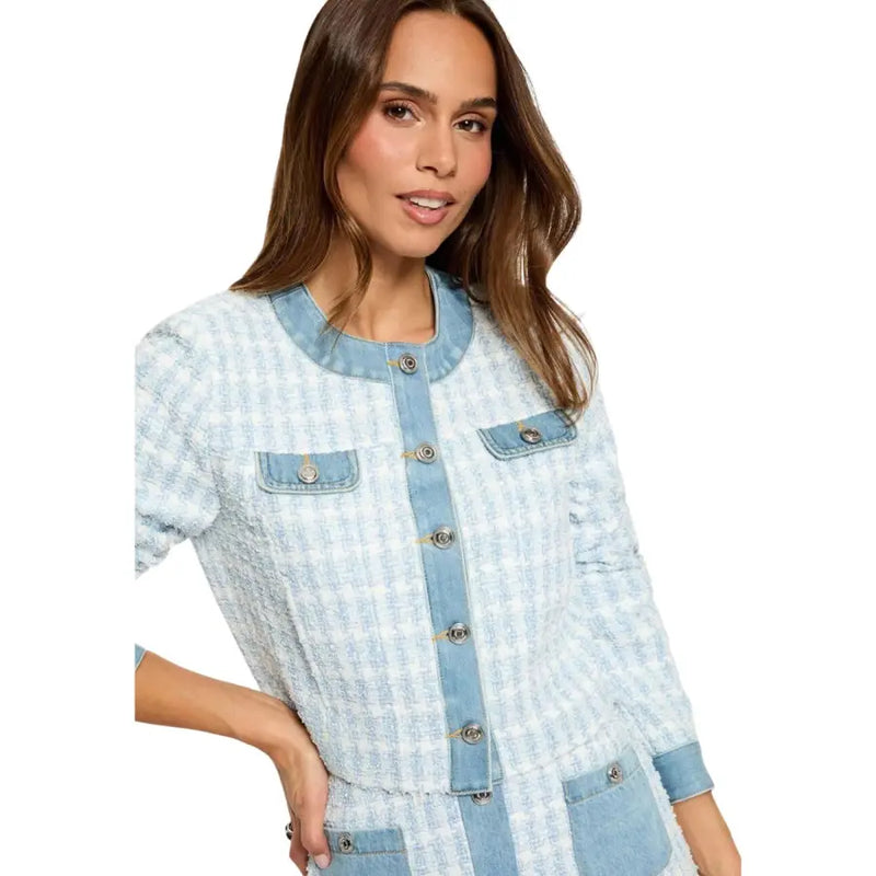 Blazer en tweed bleu clair avec empiècements en denim, boutons argentés, col rond