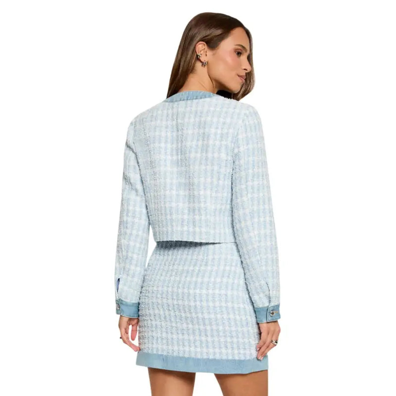 Ensemble blazer et jupe courts en tweed bleu clair à carreaux, finitions en denim