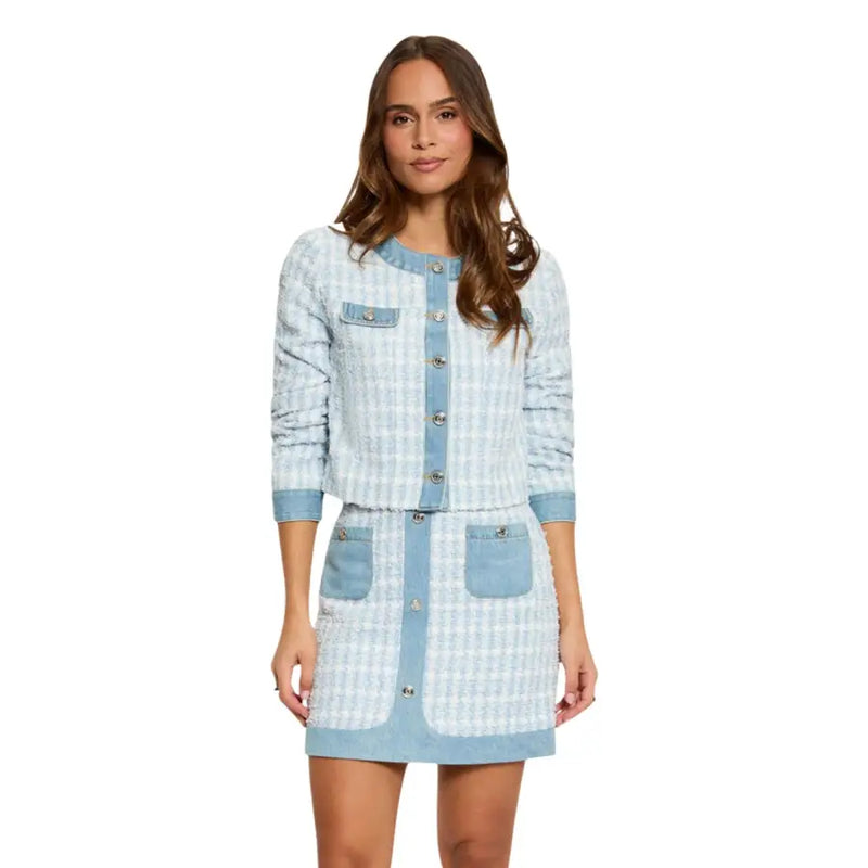 Blazer en tweed bleu clair avec empiècements en denim, col rond, boutons