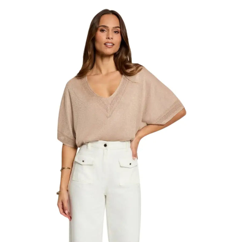 Pull beige et bleu clair à col en V top avec des finitions en dentelle à l'encolure et aux manches