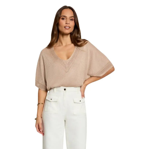 Pull beige et bleu clair à col en V top avec des finitions en dentelle à l'encolure et aux manches