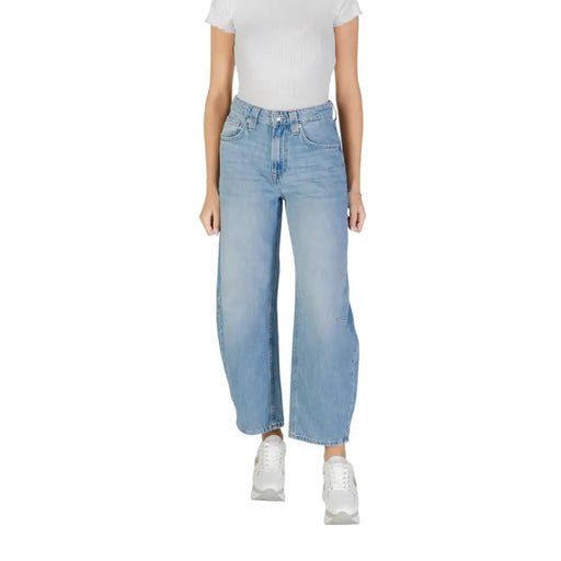 Light-wash wide-leg denim jeans with zip and pockets for women in Fall Winter collection