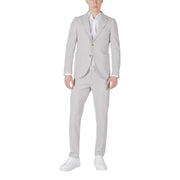 Light gray Mulish Men’s suit with lapel collar and pockets for stylish formal wear