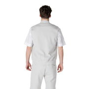 A man wearing a light gray short-sleeved vest with stand-up collar and matching pants for men