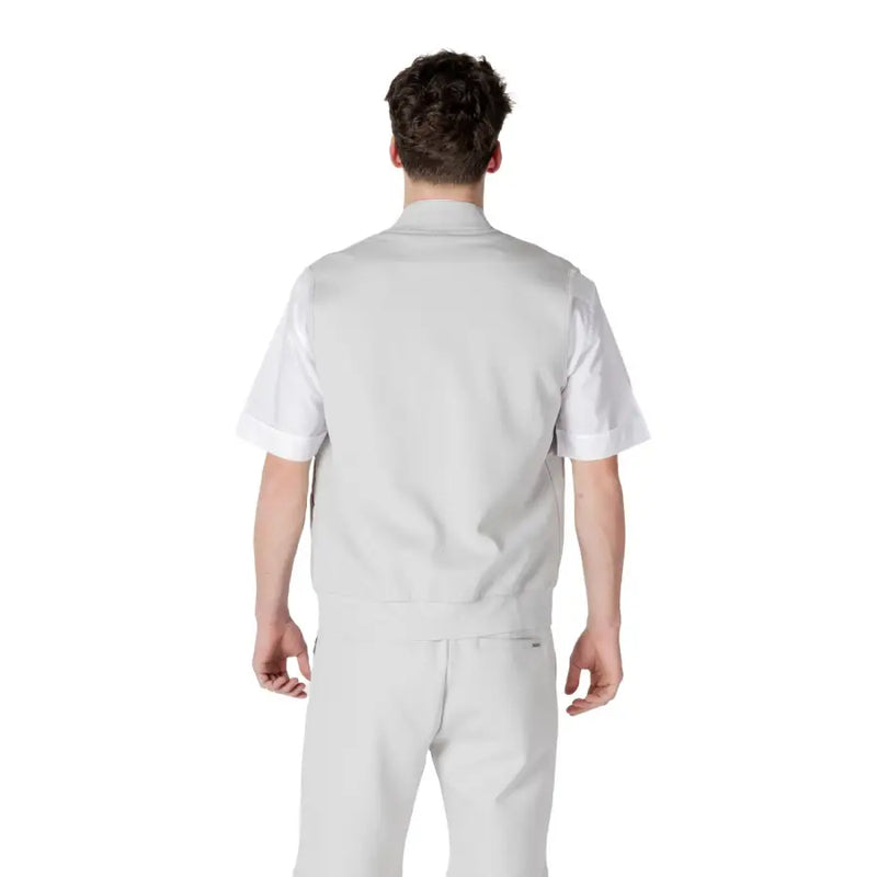 A man wearing a light gray short-sleeved vest with stand-up collar and matching pants for men