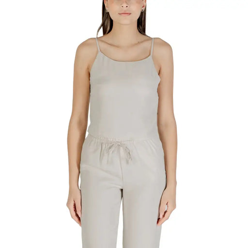 Light grey women’s sleeveless jumpsuit with drawstring waist, ideal for spring and summer
