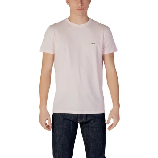 Lacoste rose clair t-shirt présenté dans un t-shirt Lacoste pour homme noir à col rond court