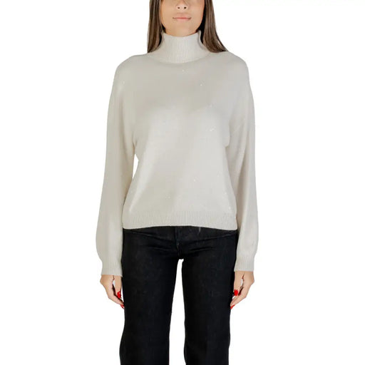 Femme portant Liu Jo Pull à col roulé à pois marron, pantalon beige clair et noir