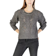 Pull Liu Jo blanc à manches longues en maille torsadée gris foncé orné de strass, avec un motif texturé et des poignets côtelés.