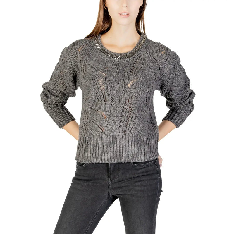 Pull Liu Jo blanc à manches longues en maille torsadée gris foncé orné de strass, avec un motif texturé et des poignets côtelés.