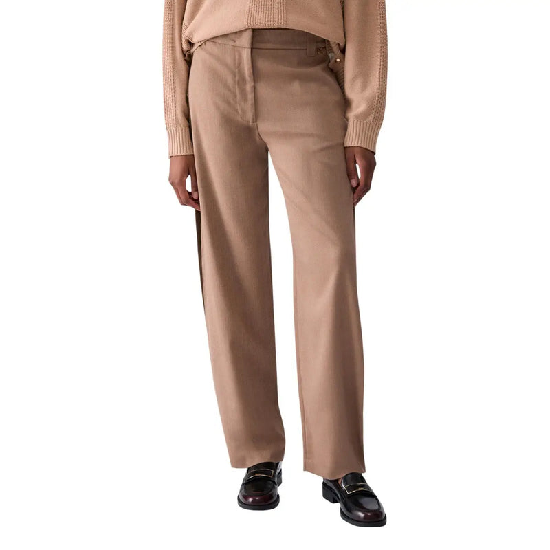 Jean Liu Jo pour femme en coton stretch bleu, présenté ici comme un pantalon beige à jambes larges, avec un tissu ajusté et des détails de coutures latérales.