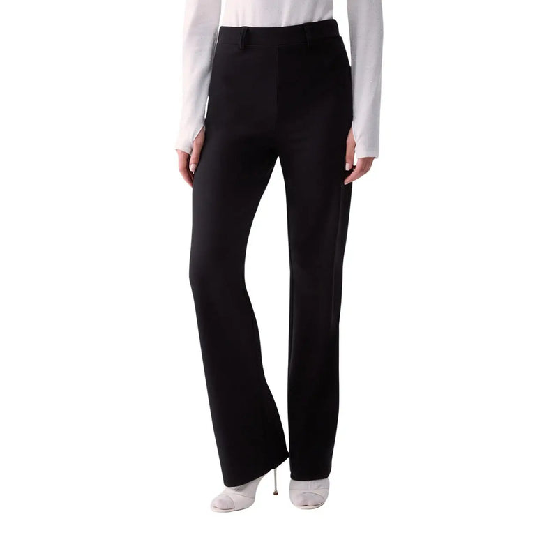 Pantalon noir tailleur à coupe droite et plis discrets, porté avec un jean stretch bleu en coton Liu Jo pour femme