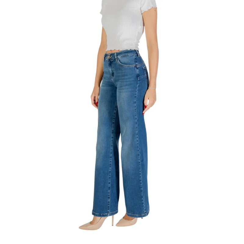 Jean Liu Jo pour femme, en denim bleu mélangé coton, taille haute, jambes larges et coupe classique à cinq poches.